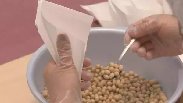 「2万5000袋・計70キロを用意　岐阜・高山市の飛騨一宮水無神社で節分祭の“福豆”を袋詰め」の画像