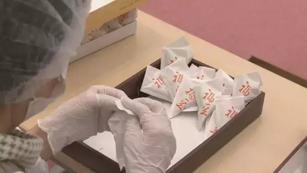 「2万5000袋・計70キロを用意　岐阜・高山市の飛騨一宮水無神社で節分祭の“福豆”を袋詰め」の画像