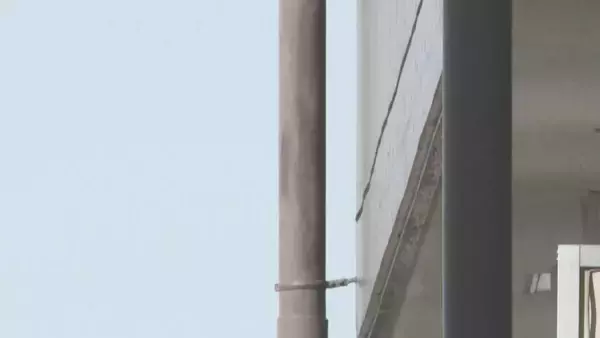 「玄関は施錠され部屋の鍵は室内に… 女性殺人･放火事件 犯人はアパートの配管よじ登りベランダから侵入か 逃走する際も配管伝って逃げた疑い 愛知･豊田市」の画像