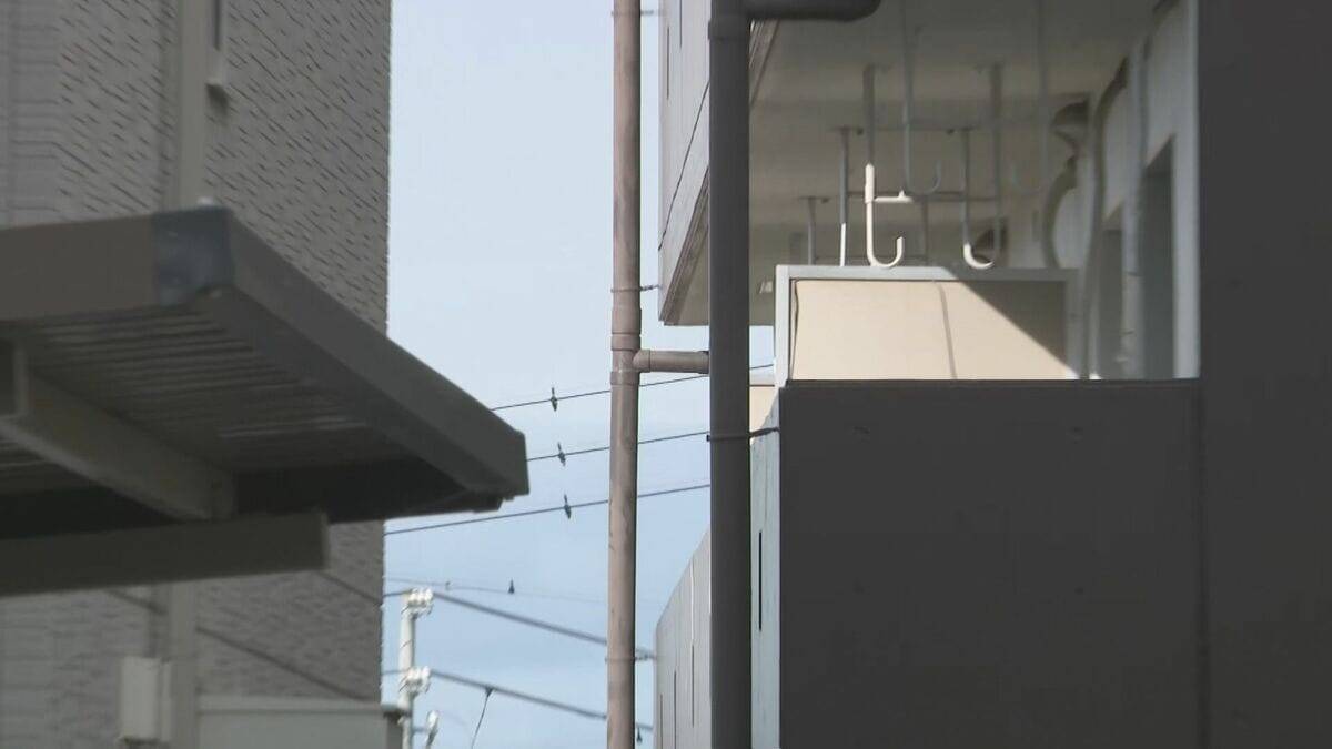 玄関は施錠され部屋の鍵は室内に… 女性殺人･放火事件 犯人はアパートの配管よじ登りベランダから侵入か 逃走する際も配管伝って逃げた疑い 愛知･豊田市