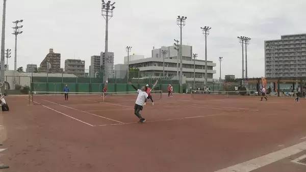 “ペアの合計年齢が100歳以上”ユニークな参加条件のテニス大会 夫婦や祖父母と孫など114組が出場 名古屋・北区