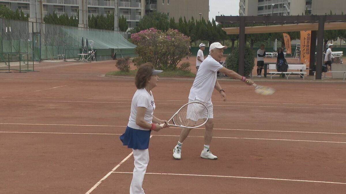 “ペアの合計年齢が100歳以上”ユニークな参加条件のテニス大会 夫婦や祖父母と孫など114組が出場 名古屋・北区