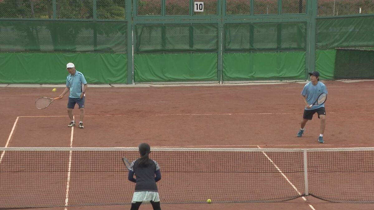 “ペアの合計年齢が100歳以上”ユニークな参加条件のテニス大会 夫婦や祖父母と孫など114組が出場 名古屋・北区