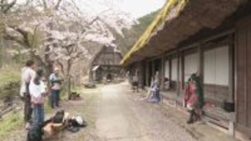 かやぶき屋根の民家や水車など…かつての農山村の風景が残る「飛騨の里」でコスプレイベント「ひだコス」開催 岐阜・高山市