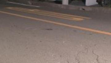 頭から血を流して倒れている男性が見つかる　警察はひき逃げ事件とみて捜査　男性は50代くらいで重体の模様