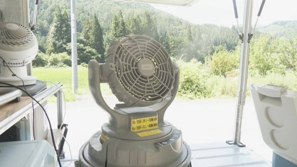 炎天下の工事現場に救世主 軽トラックが涼しい休憩所に ミストが出る扇風機や小型冷蔵庫などを完備 岐阜･高山市の企業が共同開発