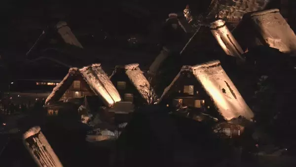 今年はあと3回！世界遺産・白川郷の合掌造り集落をライトアップ「本当に来てよかった」雪が積もって幻想的な光景に