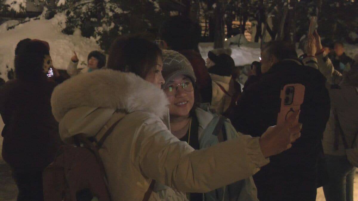 今年はあと3回！世界遺産・白川郷の合掌造り集落をライトアップ「本当に来てよかった」雪が積もって幻想的な光景に