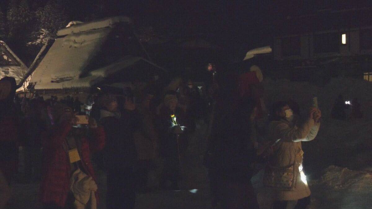 今年はあと3回！世界遺産・白川郷の合掌造り集落をライトアップ「本当に来てよかった」雪が積もって幻想的な光景に