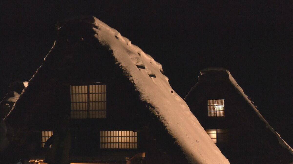 今年はあと3回！世界遺産・白川郷の合掌造り集落をライトアップ「本当に来てよかった」雪が積もって幻想的な光景に