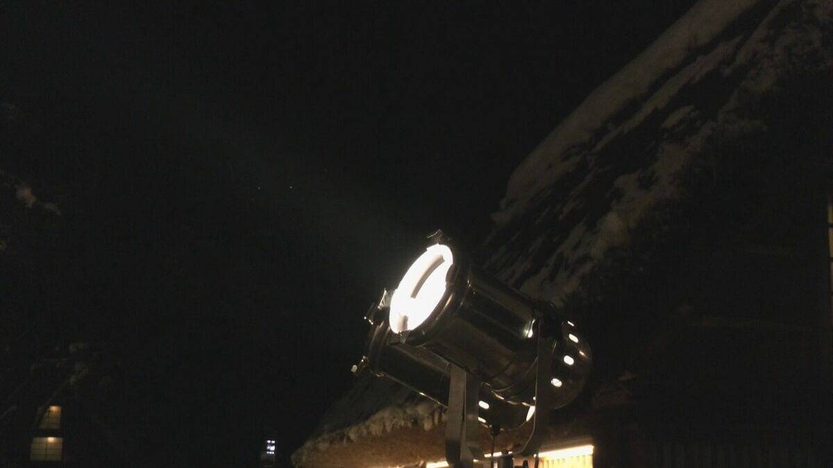 今年はあと3回！世界遺産・白川郷の合掌造り集落をライトアップ「本当に来てよかった」雪が積もって幻想的な光景に