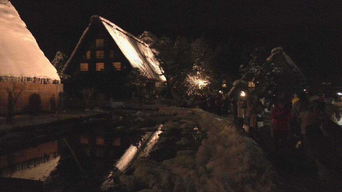 今年はあと3回！世界遺産・白川郷の合掌造り集落をライトアップ「本当に来てよかった」雪が積もって幻想的な光景に