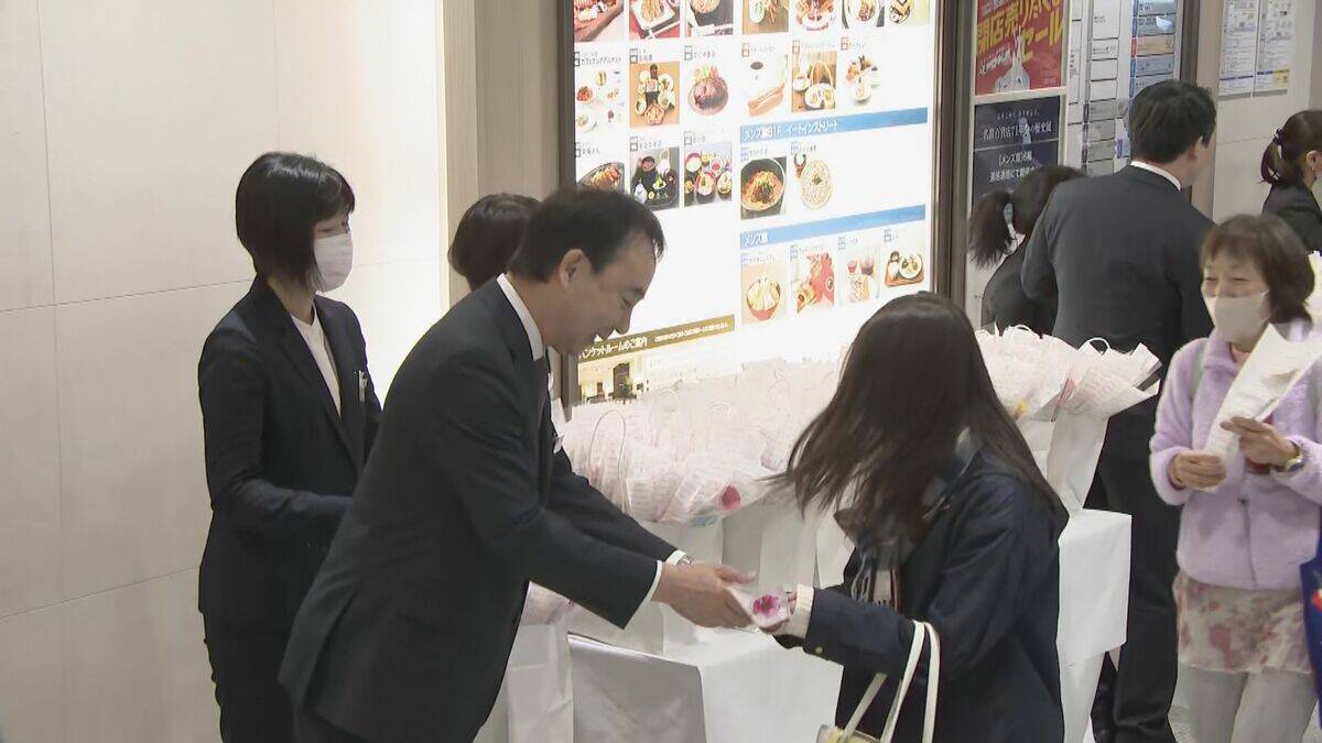 名鉄百貨店きょう最後の営業日 開店前から店の前には別れを惜しむ多くの客が行列 「学生のころからずっとここで買い物を…」 メッセージカードに思いを寄せる人の姿も