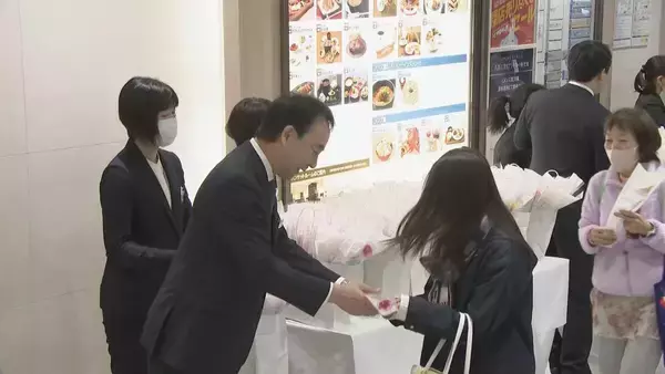 「名鉄百貨店きょう最後の営業日 開店前から店の前には別れを惜しむ多くの客が行列 「学生のころからずっとここで買い物を…」 メッセージカードに思いを寄せる人の姿も」の画像