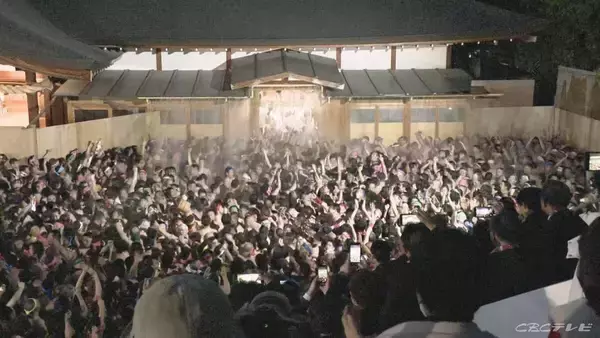 眉毛以外の毛を剃って“生まれたままの姿”になった神男が無事到着 国府宮はだか祭クライマックスの「もみあい」1万人の裸男が参加 愛知・稲沢市【儺追殿入りの瞬間】