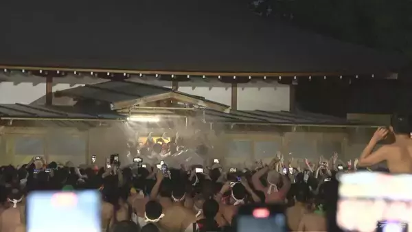 「眉毛以外の毛を剃って“生まれたままの姿”になった神男が無事到着 国府宮はだか祭クライマックスの「もみあい」1万人の裸男が参加 愛知・稲沢市【儺追殿入りの瞬間】」の画像