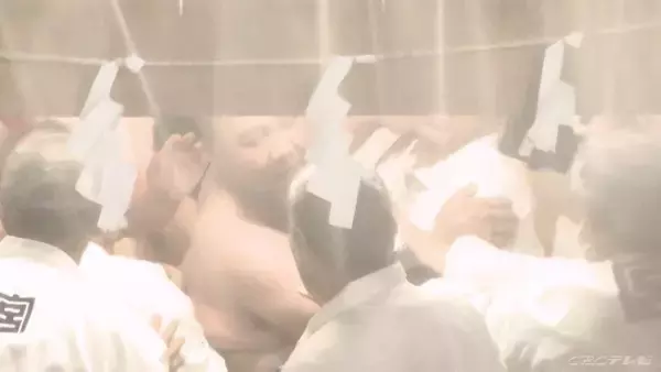 「眉毛以外の毛を剃って“生まれたままの姿”になった神男が無事到着 国府宮はだか祭クライマックスの「もみあい」1万人の裸男が参加 愛知・稲沢市【儺追殿入りの瞬間】」の画像