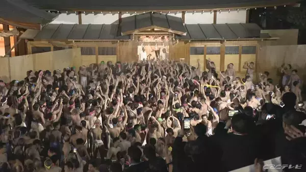 「眉毛以外の毛を剃って“生まれたままの姿”になった神男が無事到着 国府宮はだか祭クライマックスの「もみあい」1万人の裸男が参加 愛知・稲沢市【儺追殿入りの瞬間】」の画像