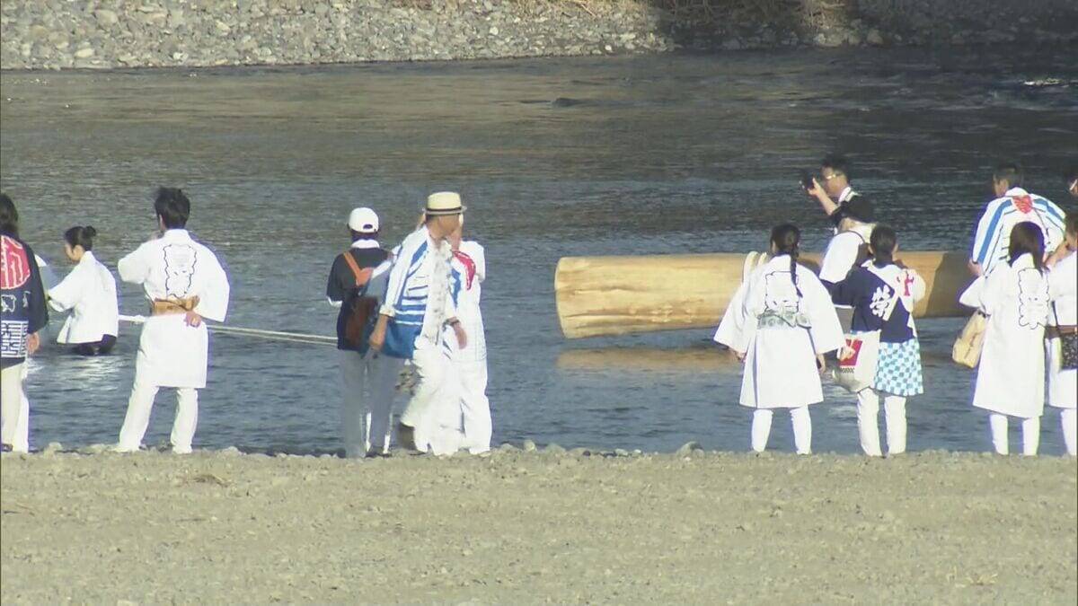 7年後の伊勢神宮「式年遷宮」に向け 「御木曳行事」始まる 市民らが「御用材」を外宮に運び入れる