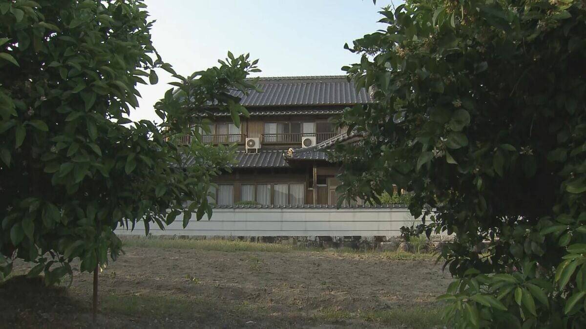 住宅の庭に倒れていた住人の53歳女性が死亡…体に複数の刺し傷　直前に女性の夫の弟と口論　殺人事件として捜査　三重・四日市市