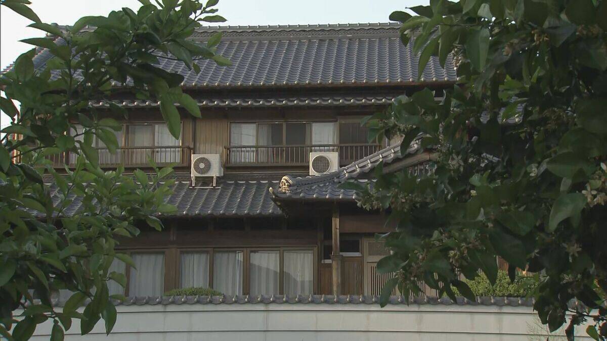 住宅の庭に倒れていた住人の53歳女性が死亡…体に複数の刺し傷　直前に女性の夫の弟と口論　殺人事件として捜査　三重・四日市市