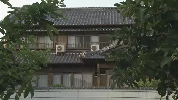 「住宅の庭に倒れていた住人の53歳女性が死亡…体に複数の刺し傷　直前に女性の夫の弟と口論　殺人事件として捜査　三重・四日市市」の画像