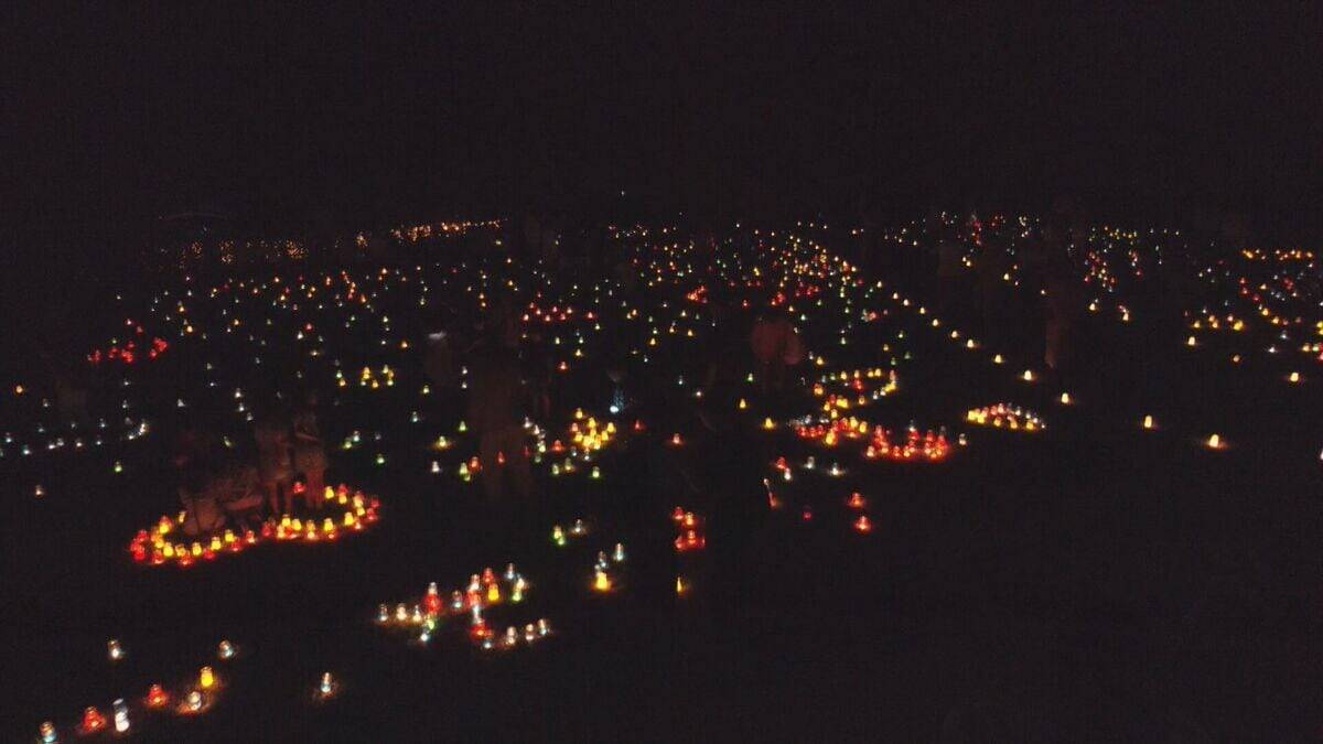”満点の星空が地上に”１万個のキャンドルの灯り 森の中で楽しむ夏の夜　岐阜・下呂市　四美ナリエ　「インスタより自分の目で見た方がきれい」