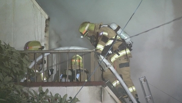 ｢煙が出ている｣ 愛知･刈谷市で3階建て住宅が全焼 住人は逃げ出してけが人なし 2階の風呂部分が特に激しく焼損