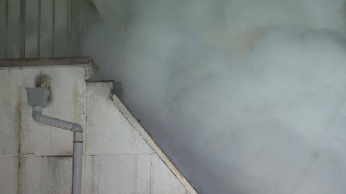 ｢煙が出ている｣ 愛知･刈谷市で3階建て住宅が全焼 住人は逃げ出してけが人なし 2階の風呂部分が特に激しく焼損