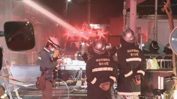 「｢煙が出ている｣ 愛知･刈谷市で3階建て住宅が全焼 住人は逃げ出してけが人なし 2階の風呂部分が特に激しく焼損」の画像