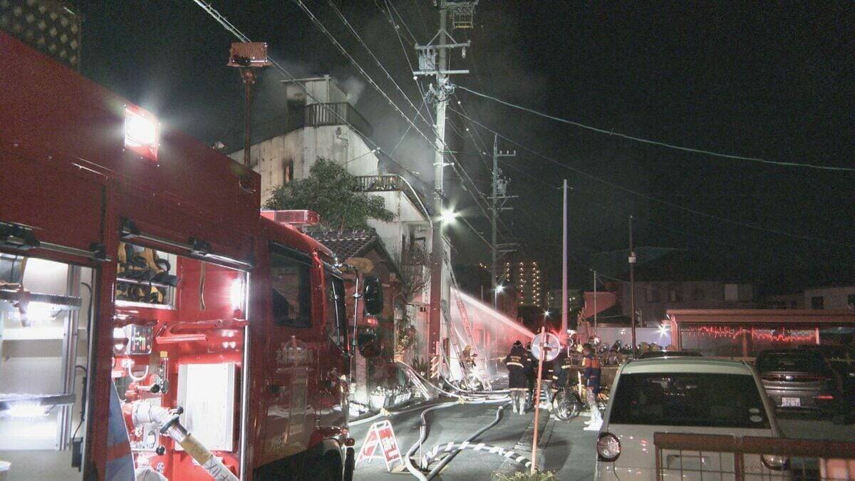｢煙が出ている｣ 愛知･刈谷市で3階建て住宅が全焼 住人は逃げ出してけが人なし 2階の風呂部分が特に激しく焼損