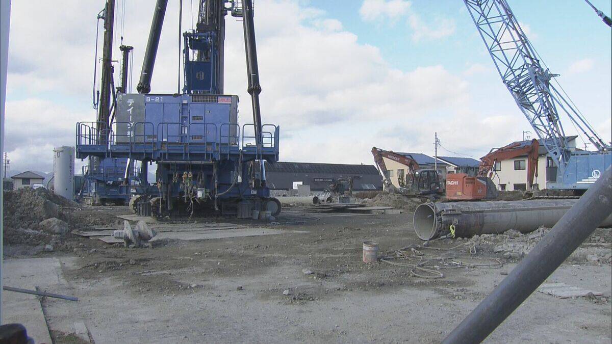 結婚式場の解体現場で土砂崩れ 64歳男性作業員が巻き込まれ死亡 コンクリート杭撤去の作業中 三重・鈴鹿市