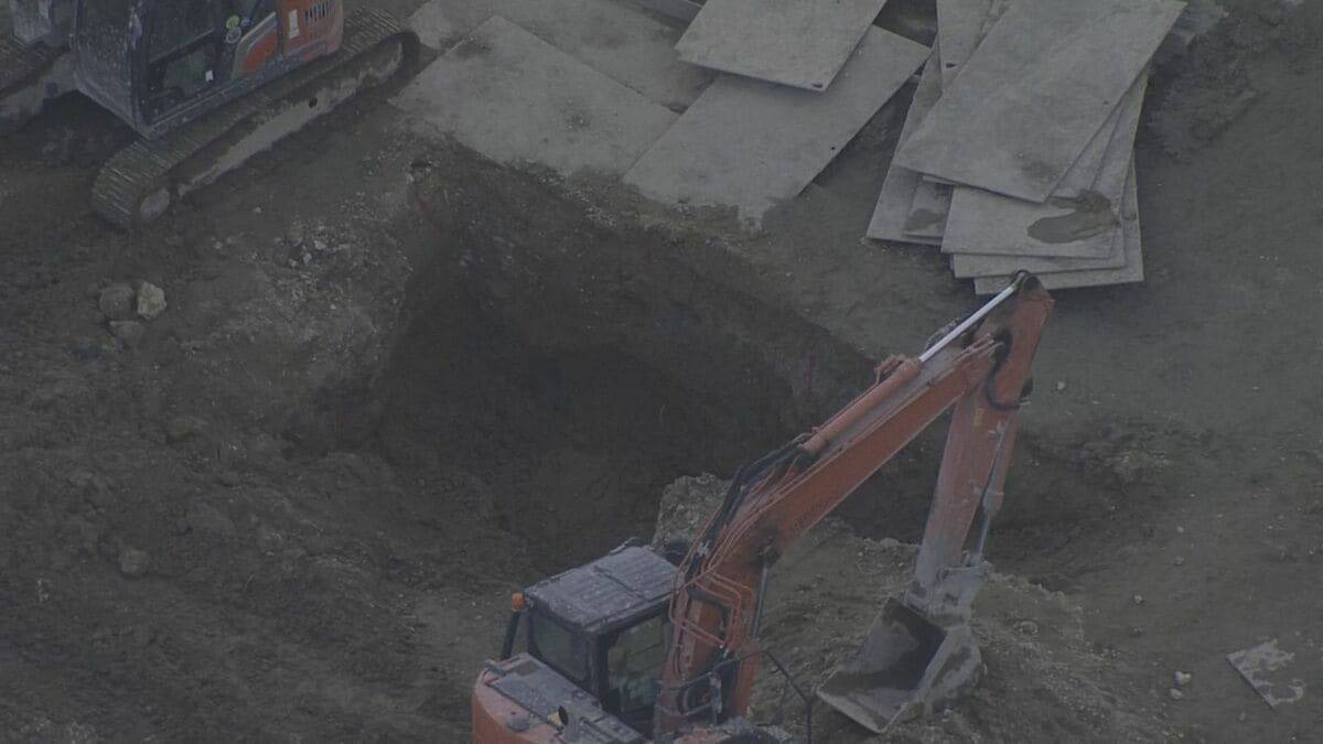 結婚式場の解体現場で土砂崩れ 64歳男性作業員が巻き込まれ死亡 コンクリート杭撤去の作業中 三重・鈴鹿市