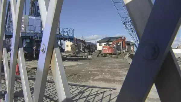 「結婚式場の解体現場で土砂崩れ 64歳男性作業員が巻き込まれ死亡 コンクリート杭撤去の作業中 三重・鈴鹿市」の画像