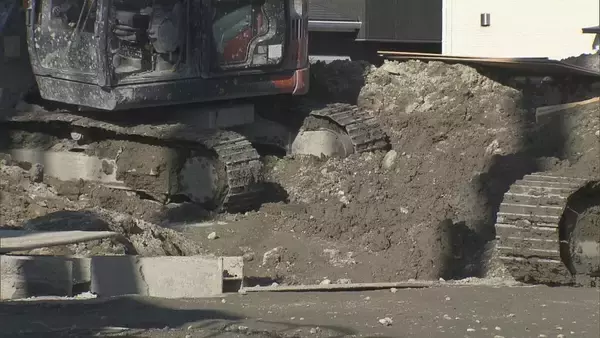 「結婚式場の解体現場で土砂崩れ 64歳男性作業員が巻き込まれ死亡 コンクリート杭撤去の作業中 三重・鈴鹿市」の画像