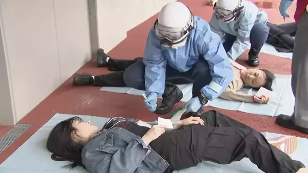 「観客が折り重なる｢群衆雪崩｣が起こったら… アジア大会前に会場で訓練 消防や警察･医師などが手順確認 名古屋市瑞穂公園陸上競技場」の画像