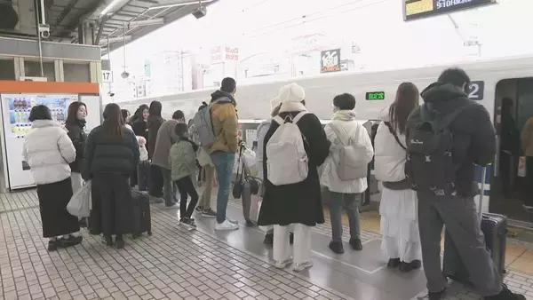 “最大9連休”の年末年始 帰省ラッシュがピーク JR名古屋駅の新幹線ホームは朝から家族連れなどで混雑 中部空港も出国ラッシュ 帰国のピークは来年1月3日の見込み