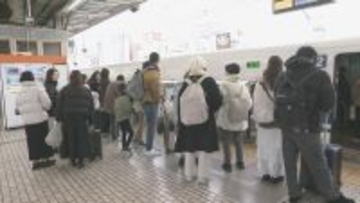 “最大9連休”の年末年始 帰省ラッシュがピーク JR名古屋駅の新幹線ホームは朝から家族連れなどで混雑 中部空港も出国ラッシュ 帰国のピークは来年1月3日の見込み
