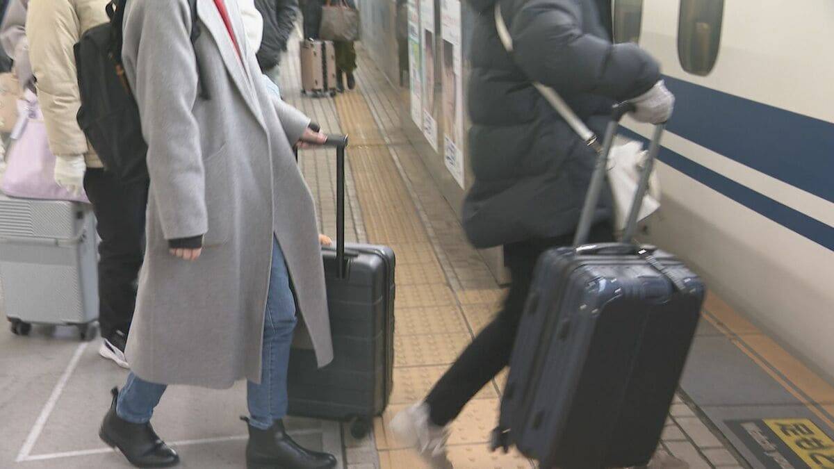 “最大9連休”の年末年始 帰省ラッシュがピーク JR名古屋駅の新幹線ホームは朝から家族連れなどで混雑 中部空港も出国ラッシュ 帰国のピークは来年1月3日の見込み