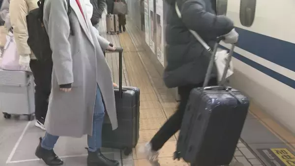 「“最大9連休”の年末年始 帰省ラッシュがピーク JR名古屋駅の新幹線ホームは朝から家族連れなどで混雑 中部空港も出国ラッシュ 帰国のピークは来年1月3日の見込み」の画像