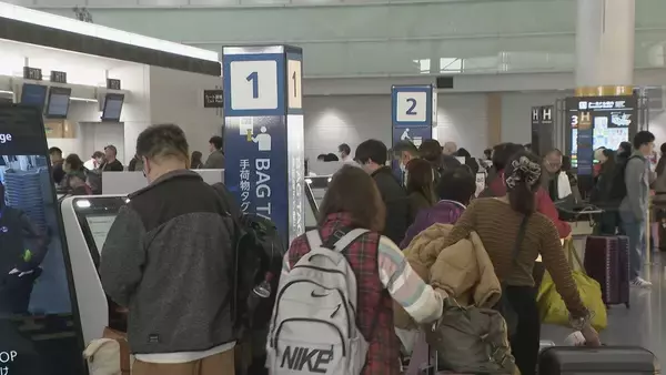「“最大9連休”の年末年始 帰省ラッシュがピーク JR名古屋駅の新幹線ホームは朝から家族連れなどで混雑 中部空港も出国ラッシュ 帰国のピークは来年1月3日の見込み」の画像