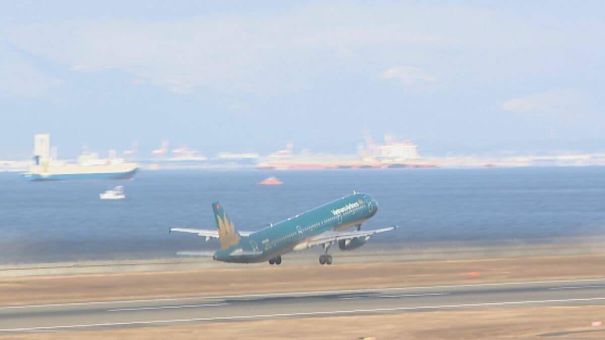 “最大9連休”の年末年始 帰省ラッシュがピーク JR名古屋駅の新幹線ホームは朝から家族連れなどで混雑 中部空港も出国ラッシュ 帰国のピークは来年1月3日の見込み