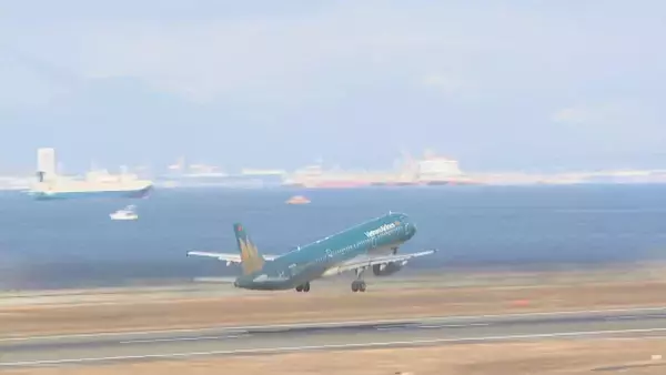 「“最大9連休”の年末年始 帰省ラッシュがピーク JR名古屋駅の新幹線ホームは朝から家族連れなどで混雑 中部空港も出国ラッシュ 帰国のピークは来年1月3日の見込み」の画像