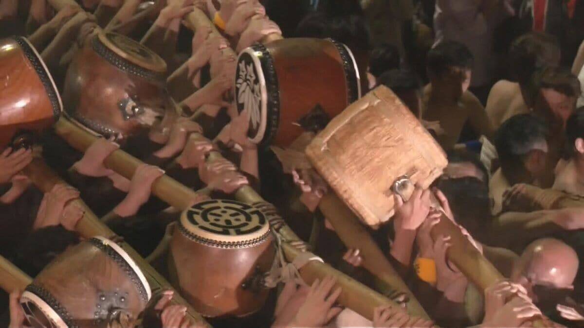 飛騨路に春告げる古川祭 勇壮な｢起し太鼓｣ に熱狂…大太鼓にまたがった男たちがバチ振り下ろし激しいもみ合いも 岐阜