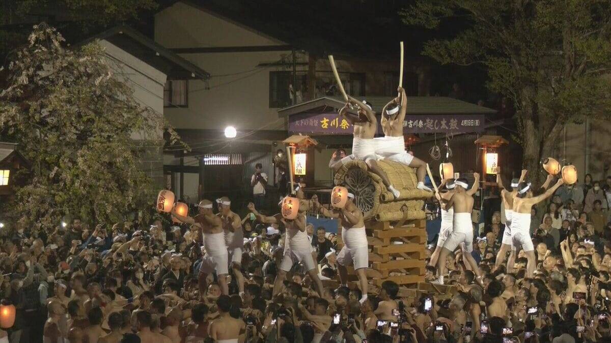 飛騨路に春告げる古川祭 勇壮な｢起し太鼓｣ に熱狂…大太鼓にまたがった男たちがバチ振り下ろし激しいもみ合いも 岐阜