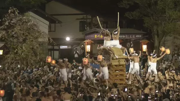「飛騨路に春告げる古川祭 勇壮な｢起し太鼓｣ に熱狂…大太鼓にまたがった男たちがバチ振り下ろし激しいもみ合いも 岐阜」の画像