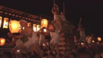 飛騨路に春告げる古川祭 勇壮な｢起し太鼓｣ に熱狂…大太鼓にまたがった男たちがバチ振り下ろし激しいもみ合いも 岐阜