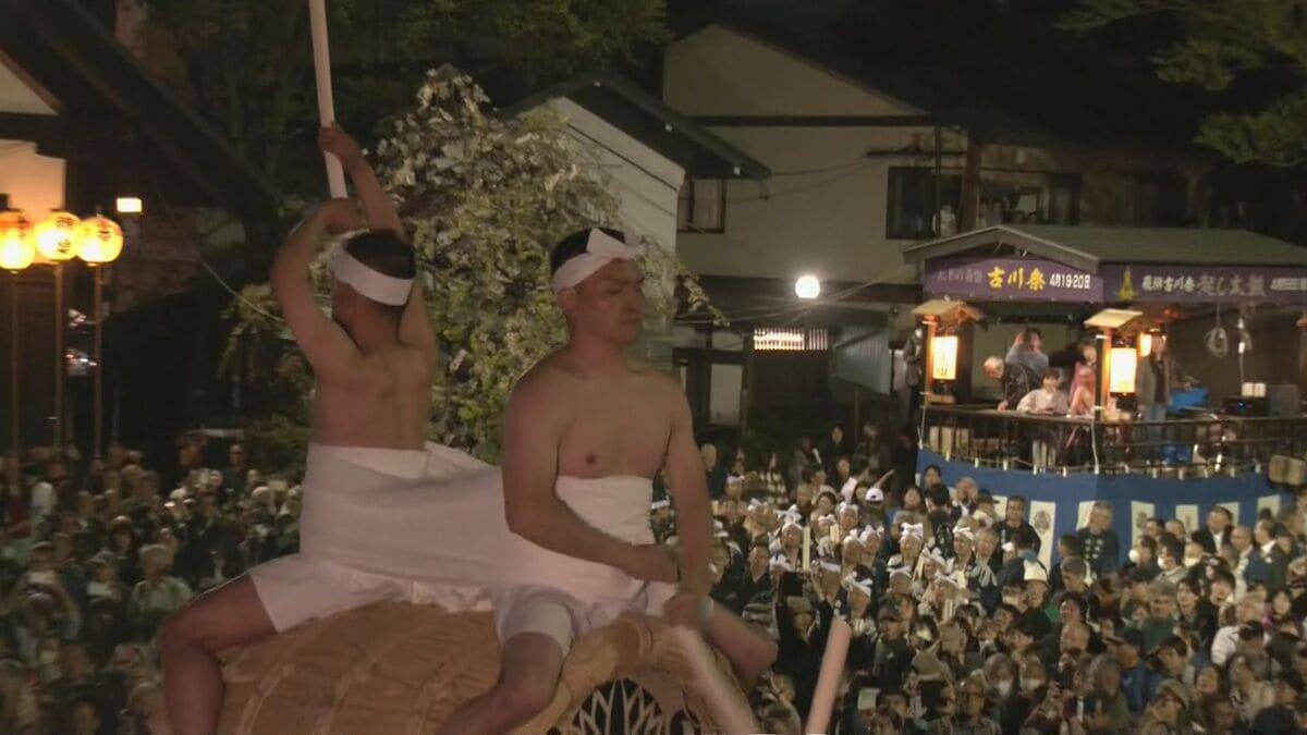飛騨路に春告げる古川祭 勇壮な｢起し太鼓｣ に熱狂…大太鼓にまたがった男たちがバチ振り下ろし激しいもみ合いも 岐阜