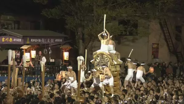 「飛騨路に春告げる古川祭 勇壮な｢起し太鼓｣ に熱狂…大太鼓にまたがった男たちがバチ振り下ろし激しいもみ合いも 岐阜」の画像