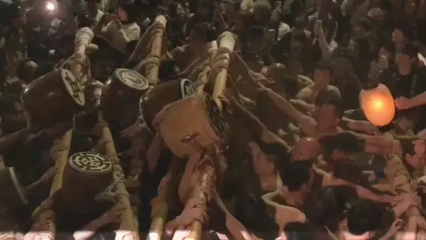 「飛騨路に春告げる古川祭 勇壮な｢起し太鼓｣ に熱狂…大太鼓にまたがった男たちがバチ振り下ろし激しいもみ合いも 岐阜」の画像